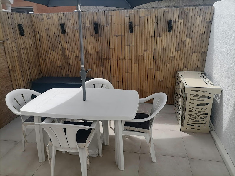 Espace repas extérieur avec parasol