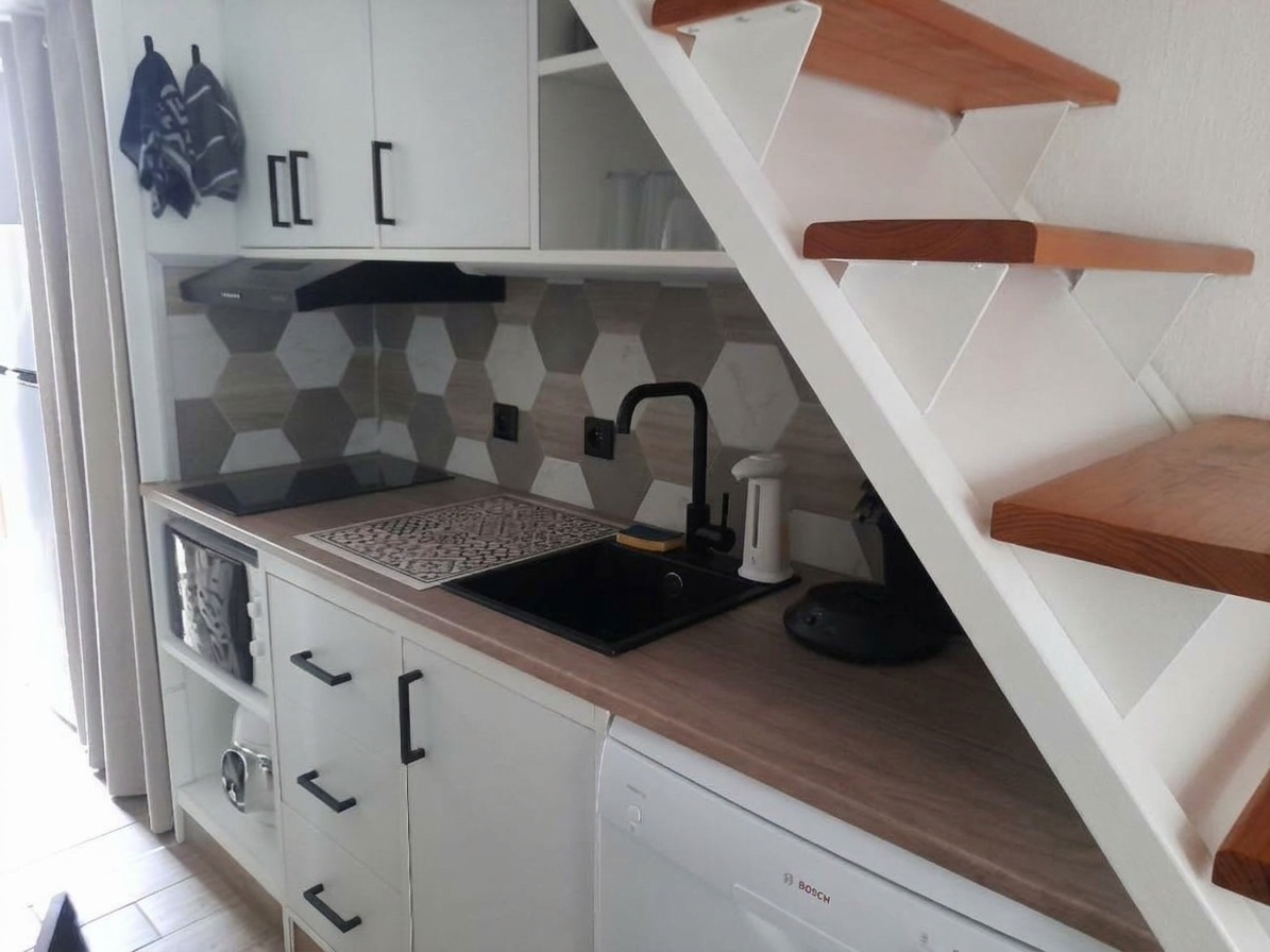 Espace kitchenette sous escalier