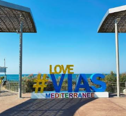 Lettres géantes LOVE VIAS face à la mer
