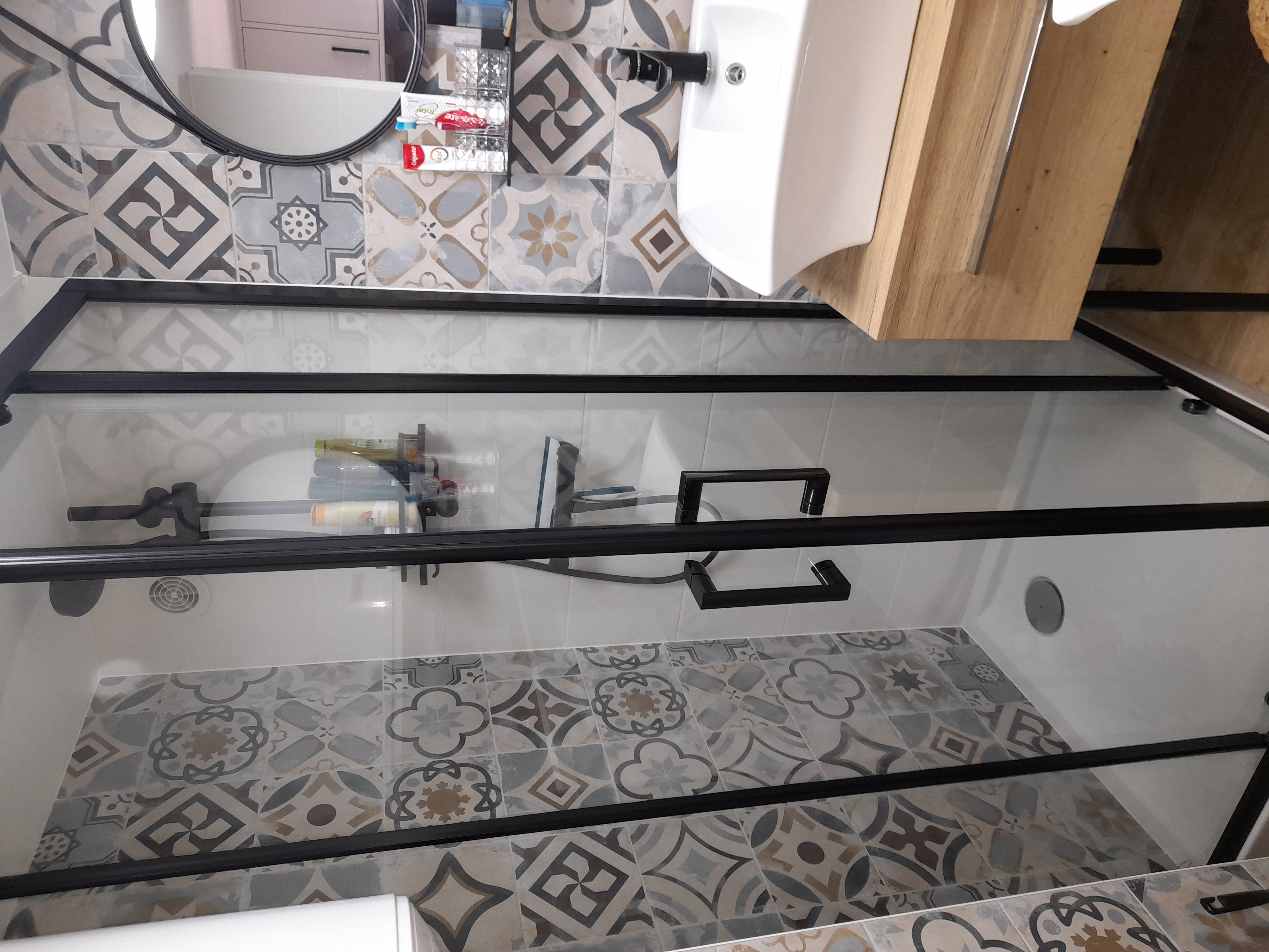 Salle de bain avec cabine de douche