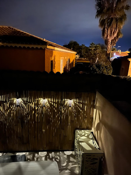 Terrasse arrière illuminée en soirée